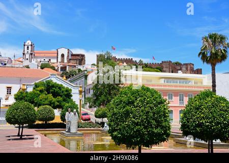 Statues dans une piscine ornementale dans le Praca al Mutamid avec le château et la cathédrale à l'arrière, Silves, Portugal, Europe. Banque D'Images