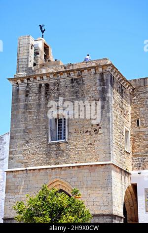 Vue sur la cathédrale de Faro dans la Praca Largo de se dans le centre-ville, Faro, Algarve, Portugal, Europe. Banque D'Images