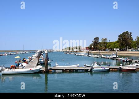 Vue sur les bateaux et les yachts amarrés dans le port de plaisance avec la promenade (Avenida 5 de Outubro) à droite, Olhao, Algarve, Portugal, Europe. Banque D'Images