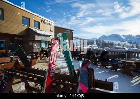 Bohinj, Slovénie.7th décembre 2021.Les skis sont vus au centre de ski de Vogel à Bohinj, Slovénie, le 7 décembre 2021.La saison de ski en Slovénie a commencé depuis le week-end dernier alors que les touristes et les résidents se rendaient dans les stations.Les skieurs sont tenus de prouver qu'ils ont récupéré de la COVID-19 ou qu'ils ont été vaccinés, ou de fournir un test négatif valide.Credit: Zeljko Stevanic/Xinhua/Alay Live News Banque D'Images