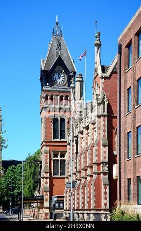 Avis de l'Hôtel de Ville avec sa tour de l'horloge décorative en place King Edward, Burton upon Trent, Staffordshire, Angleterre, Royaume-Uni, Europe de l'Ouest. Banque D'Images