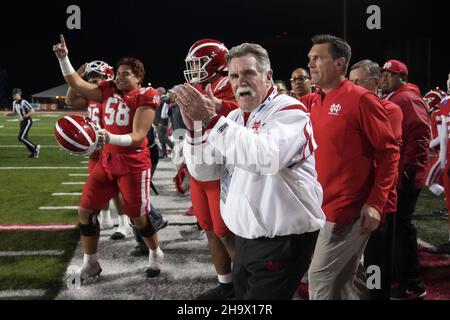 Bruce Rollinson, entraîneur de mater Dei Monarchs, célèbre après la victoire de 27-7 sur Servite dans le championnat de football de la CIF Southern Section I, Frid Banque D'Images