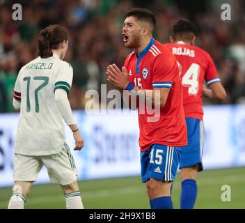 Austin, Texas, États-Unis.8 décembre 2021: Le milieu de terrain chilien VICTOR MENDEZ (15) plaide son cas après avoir été appelé à une faute lors d'un match international de football amical entre le Mexique et le Chili le 8 décembre 2021 à Austin, Texas.(Credit image: © Scott Coleman/ZUMA Press Wire) Credit: ZUMA Press, Inc./Alamy Live News Banque D'Images