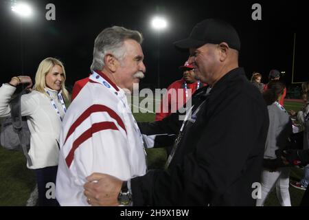 Bruce Rollinson (à gauche), entraîneur des monarques du Mater Dei, est félicité par Rob Wigod, commissaire de la Section Sud de la CIF, after27-7 victoire sur Servity dans le Banque D'Images