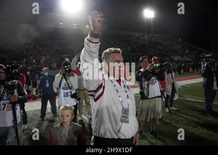 Bruce Rollinson, entraîneur de mater Dei Monarchs, célèbre après 27-7 la victoire sur les servites Friars dans la CIF Southern Section Division I football Champio Banque D'Images