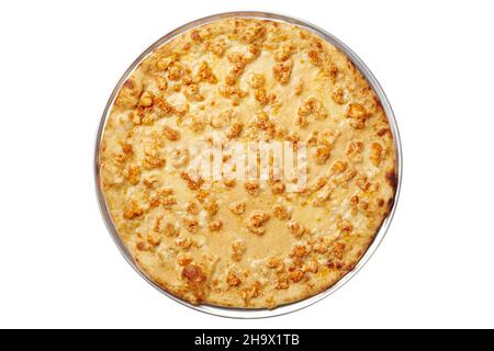Vue de dessus d'une grande pizza au fromage avec morceaux de poulet frits isolés sur du blanc Banque D'Images