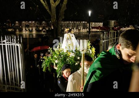 Les croyants prennent part à une procession aux flambeaux célébrant la Vierge Noire pour la fête de l'Immaculée Conséption à Toulouse, France, le 8 décembre 2021.Diverses communautés catholiques internationales se sont jointes à la procession reliant l'église Saint-Pierre des Chartreux à la basilique notre Dame la Daurade.Pendant des siècles, les habitants de Toulouse sont passés derrière la Vierge pour se protéger des grands périls et des épidémies.Photo de Patrick Batard/ABACAPRESS.COM Banque D'Images