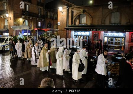 Les croyants prennent part à une procession aux flambeaux célébrant la Vierge Noire pour la fête de l'Immaculée Conséption à Toulouse, France, le 8 décembre 2021.Diverses communautés catholiques internationales se sont jointes à la procession reliant l'église Saint-Pierre des Chartreux à la basilique notre Dame la Daurade.Pendant des siècles, les habitants de Toulouse sont passés derrière la Vierge pour se protéger des grands périls et des épidémies.Photo de Patrick Batard/ABACAPRESS.COM Banque D'Images