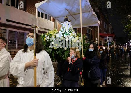 Les croyants prennent part à une procession aux flambeaux célébrant la Vierge Noire pour la fête de l'Immaculée Conséption à Toulouse, France, le 8 décembre 2021.Diverses communautés catholiques internationales se sont jointes à la procession reliant l'église Saint-Pierre des Chartreux à la basilique notre Dame la Daurade.Pendant des siècles, les habitants de Toulouse sont passés derrière la Vierge pour se protéger des grands périls et des épidémies.Photo de Patrick Batard/ABACAPRESS.COM Banque D'Images