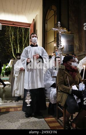 Les croyants prennent part à une procession aux flambeaux célébrant la Vierge Noire pour la fête de l'Immaculée Conséption à Toulouse, France, le 8 décembre 2021.Diverses communautés catholiques internationales se sont jointes à la procession reliant l'église Saint-Pierre des Chartreux à la basilique notre Dame la Daurade.Pendant des siècles, les habitants de Toulouse sont passés derrière la Vierge pour se protéger des grands périls et des épidémies.Photo de Patrick Batard/ABACAPRESS.COM Banque D'Images