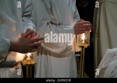 Les croyants prennent part à une procession aux flambeaux célébrant la Vierge Noire pour la fête de l'Immaculée Conséption à Toulouse, France, le 8 décembre 2021.Diverses communautés catholiques internationales se sont jointes à la procession reliant l'église Saint-Pierre des Chartreux à la basilique notre Dame la Daurade.Pendant des siècles, les habitants de Toulouse sont passés derrière la Vierge pour se protéger des grands périls et des épidémies.Photo de Patrick Batard/ABACAPRESS.COM Banque D'Images