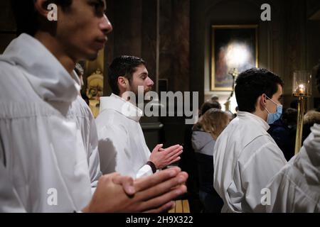 Les croyants prennent part à une procession aux flambeaux célébrant la Vierge Noire pour la fête de l'Immaculée Conséption à Toulouse, France, le 8 décembre 2021.Diverses communautés catholiques internationales se sont jointes à la procession reliant l'église Saint-Pierre des Chartreux à la basilique notre Dame la Daurade.Pendant des siècles, les habitants de Toulouse sont passés derrière la Vierge pour se protéger des grands périls et des épidémies.Photo de Patrick Batard/ABACAPRESS.COM Banque D'Images