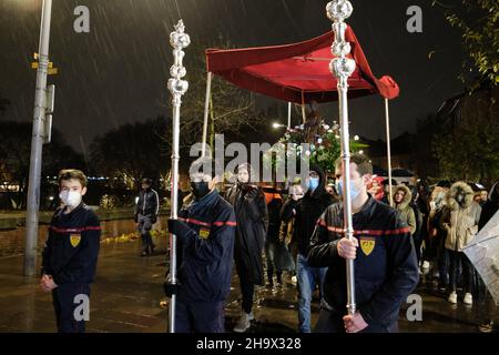 Les croyants prennent part à une procession aux flambeaux célébrant la Vierge Noire pour la fête de l'Immaculée Conséption à Toulouse, France, le 8 décembre 2021.Diverses communautés catholiques internationales se sont jointes à la procession reliant l'église Saint-Pierre des Chartreux à la basilique notre Dame la Daurade.Pendant des siècles, les habitants de Toulouse sont passés derrière la Vierge pour se protéger des grands périls et des épidémies.Photo de Patrick Batard/ABACAPRESS.COM Banque D'Images