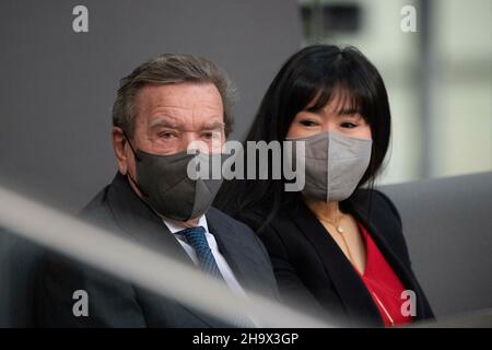 Berlin, Allemagne.08th décembre 2021.L'ancien chancelier fédéral Gerhard SCHROEDER et sa femme SO-yeon Schroder-Kim, 5th session plénière du Bundestag allemand avec l'élection et l'assermentation du Chancelier fédéral et des ministres fédéraux, Bundestag allemand à Berlin, Allemagne le 08 décembre 2021 crédit: dpa/Alay Live News Banque D'Images