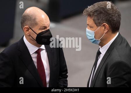 Berlin, Allemagne.08th décembre 2021. De gauche à droite OLAF SCHOLZ (SPD), chancelier fédéral, Robert HABECK, (Buendnis 90/die Gruenen, Bundnis 90/die Grunen),Ministre fédéral des Affaires économiques et de la protection du climat, vice-chancelier, 5th séance plénière du Bundestag allemand avec l'élection et la prestation de serment du Chancelier fédéral et des ministres fédéraux, Bundestag allemand à Berlin, Allemagne le 8th décembre 2021 crédit: dpa/Alamy Live News Banque D'Images