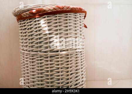 Panier à linge en bois dans la salle de bains. Banque D'Images