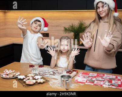 Préparez-vous pour les vacances de Noël.Les enfants préparent du pain d'épice dans la cuisine Banque D'Images