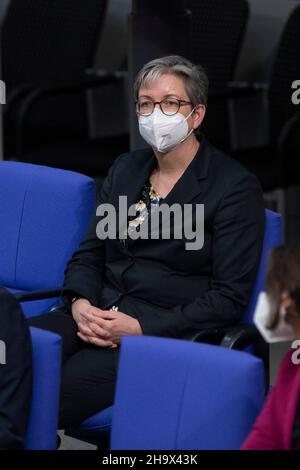 Berlin, Allemagne.08th décembre 2021.Klara GEYWITZ (SPD), Ministre fédéral du bâtiment et du logement, Ministre fédéral du bâtiment, session plénière 5th du Bundestag allemand avec l'élection et la prestation de serment du Chancelier fédéral et des Ministres fédéraux, Bundestag allemand à Berlin, Allemagne le 8th décembre 2021 crédit: dpa/Alamy Live News Banque D'Images