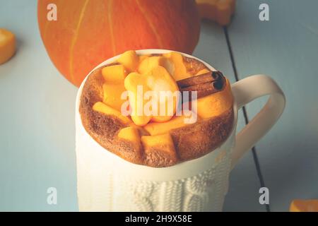boisson d'automne. smoothie chaud à la citrouille avec chocolat et guimauves Banque D'Images