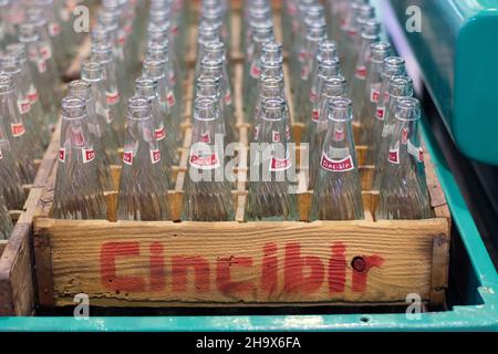 Izmir, Turquie - 21 juin 2021 : bouteilles de soda vides en verre de l'ancienne marque Cincibir dans un coffret en bois.Photo éditoriale à Izmir en Turquie. Banque D'Images