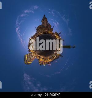 BATUMI, GÉORGIE - SEPTEMBRE 2021: Nuit petite planète dans le ciel bleu avec des nuages dans le centre-ville.Transformation du panorama sphérique 360 en aeria abstrait Banque D'Images