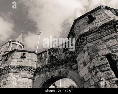 West Port Gate, Black and White Landscape, Gateway, entrée à Old St Andrews, St Andrews, Écosse, Royaume-Uni, GB. Banque D'Images