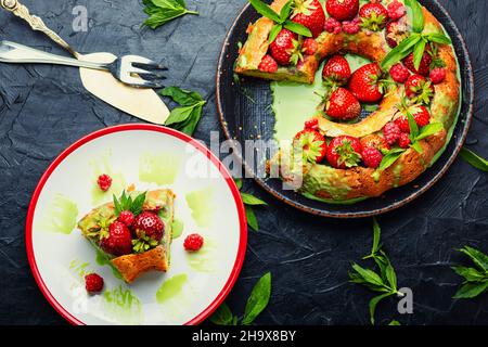 Tarte appétissante avec baies d'été.Gâteau fait maison avec framboises et fraises Banque D'Images