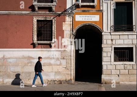 Venise, Italie - 30 octobre 2021 : maisons anciennes et métro à Venise (Italie) par une journée ensoleillée à la fin de l'automne Banque D'Images