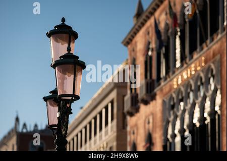 Venise, Italie - 28 octobre 2021 : façade du célèbre hôtel Danieli à Venise (Italie), jour ensoleillé en hiver, lampadaire Banque D'Images