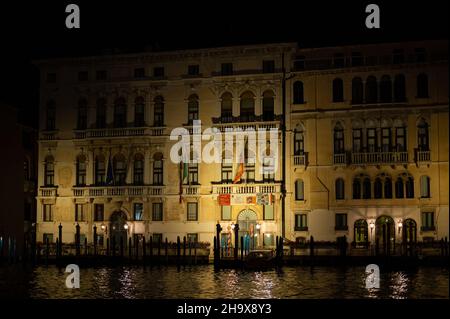 Venise, Italie - 30 octobre 2021 : ancienne maison sur la Canale Grande à Venise de nuit, en hiver Banque D'Images