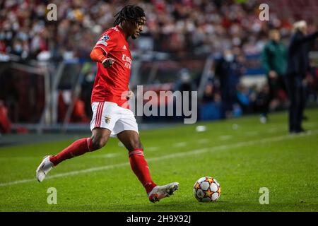 Lisbonne, Portugal.08th décembre 2021.Valentino Lazaro de SL Benfica en action lors du match de football du groupe E de la Ligue des champions de l'UEFA entre SL Benfica et FC Dynamo Kyiv au stade Luz. Score final ; SL Benfica 2:0 FC Dynamo Kyiv.Crédit : SOPA Images Limited/Alamy Live News Banque D'Images