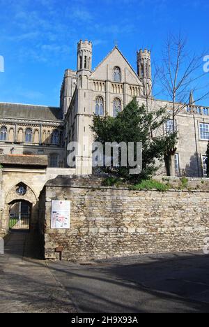 Vue sur les cloîtres de la cathédrale de Peterborough (cathédrale Saint-Pierre, Saint-Paul et Saint-Andrew), Peterborough, Cambridgeshire, Angleterre, Royaume-Uni,Europe. Banque D'Images