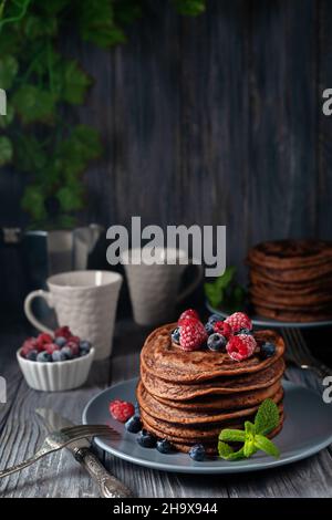 Crêpes au chocolat avec framboises et bleuets.Mise au point sélective Banque D'Images