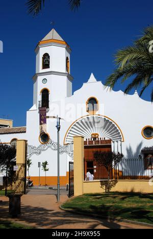 Vue de face de l'église paroissiale de notre Dame Carmen (Parroquia Nuestra Senora del Carmen), Fuengirola, Espagne. Banque D'Images