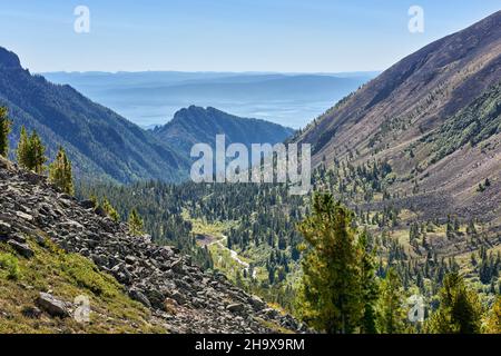 Vue sur une petite vallée de montagne depuis la pente de la montagne.Buryatie de l'est de Sayan.Russie Banque D'Images
