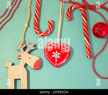 Cannes de Noël.Jouets en bois pour arbres de Noël.Cerf de Noël.Coeur en céramique et perles rouges.Noël.Style rétro. Banque D'Images