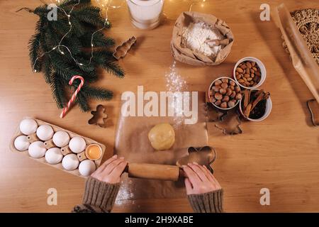 Femme utilisant une goupille pour faire du pain d'épice.Vue de dessus de la pâte à pain d'épice.Ambiance de Noël.Préparation pour les jours de vacances Banque D'Images