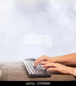 Saisie manuelle sur un clavier d'ordinateur sans fil distant au bureau, avec espace pour le texte Banque D'Images