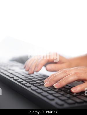 Saisie manuelle sur un clavier d'ordinateur sans fil distant au bureau, avec espace de copie Banque D'Images