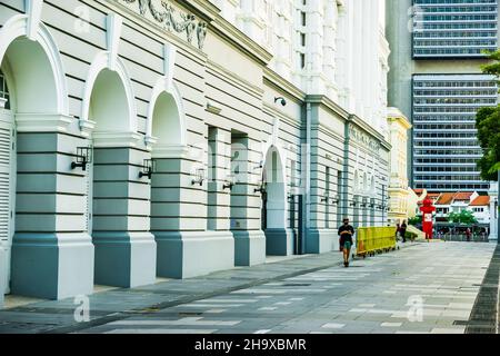 Vue latérale de la salle de concert Victoria et de la maison des arts, contrairement aux gratte-ciels du centre financier de Singapour. Banque D'Images