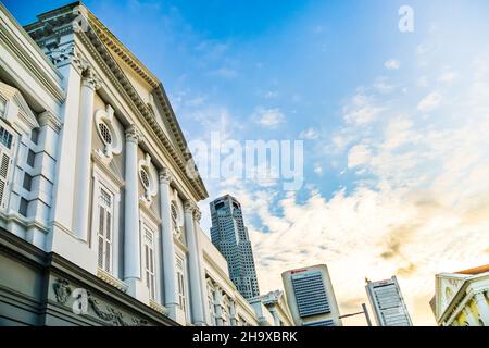 Vue latérale de la salle de concert Victoria et de la maison des arts, contrairement aux gratte-ciels du centre financier de Singapour. Banque D'Images
