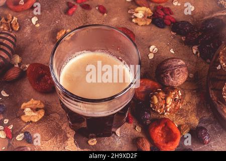 café et fruits secs. aliments sains pour le cœur, abricots séchés, noix, bonbons faits maison de flocons d'avoine.Arrière-plan rétro Banque D'Images