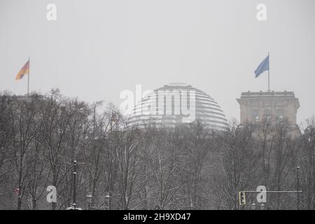 Berlin, Allemagne.09th décembre 2021.Le bâtiment du Reichstag est situé derrière des arbres dans la neige.Credit: Christoph Soeder/dpa/Alay Live News Banque D'Images