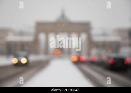 Berlin, Allemagne.09th décembre 2021.Des flocons de neige tombent devant la porte de Brandebourg.Credit: Christoph Soeder/dpa/Alay Live News Banque D'Images