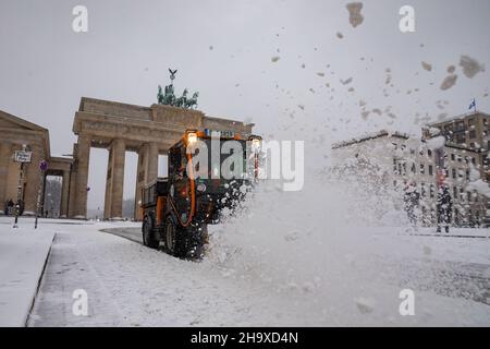 Berlin, Allemagne.09th décembre 2021.Un véhicule de défrichement dégage la neige devant la porte de Brandebourg.Credit: Christoph Soeder/dpa/Alay Live News Banque D'Images