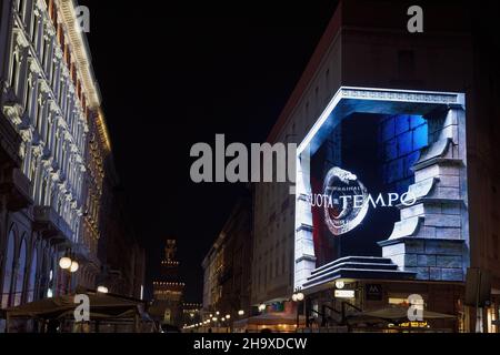 Milan, Italie - novembre 17 2021 : affichage public de la série roue du temps.Vue nocturne d'un panneau numérique d'angle représentant une publicité de la série Amazon Prime Video, avec titre en italien. Banque D'Images