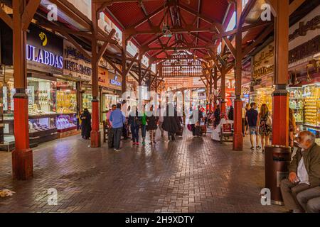 DUBAÏ, Émirats Arabes Unis - 19 JANVIER 2018 : vue sur le Souq d'or de Deira à Dubaï, Émirats Arabes Unis Banque D'Images