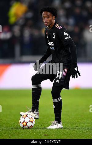 Turin, Italie.08 décembre 2021.Juan Cuadrado du Juventus FC en action lors du match de football de la Ligue des champions de l'UEFA entre le Juventus FC et Malmo FF.Credit: Nicolò Campo/Alay Live News Banque D'Images