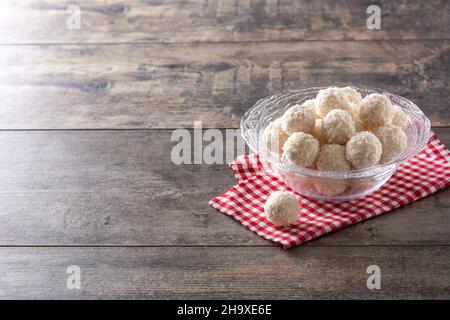 Boules de noix de coco faites maison sur une table en bois Banque D'Images