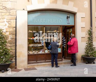 Clients hors petite boulangerie dans le village d'Elceigo, Álava, pays Basque, nord de l'Espagne Banque D'Images